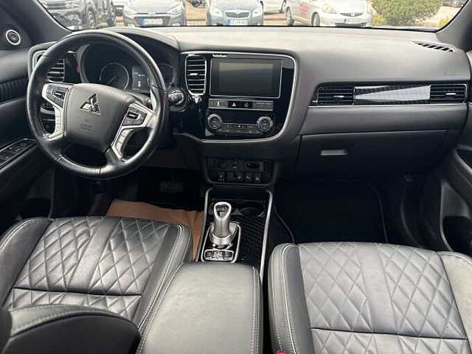 Mitsubishi Outlander Plug-In Hybrid 2.4 4WD Top
